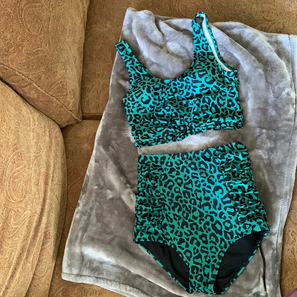 LIKE NEW Barely used. Green cheetah print swimsuit size M (8/10).